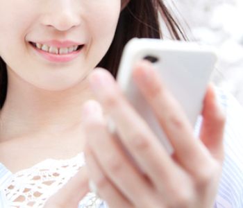 twitterなどの話題からスマホブラウジング スマホを使う可愛い女性